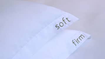 Tejido blanco con las palabras 'suave' y 'firme' bordadas.