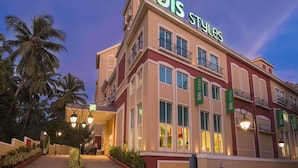 Un hôtel appelé « ibis Styles », doté d’une façade moderne, de grandes fenêtres et d’une entrée bien éclairée.