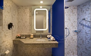Shower, hair dryer, slippers, bidet - Park Inn By Radisson Amritsar Airport (Amritsar)