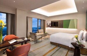 Junior suite | Luxe beddengoed, een minibar, een kluis op de kamer, een bureau