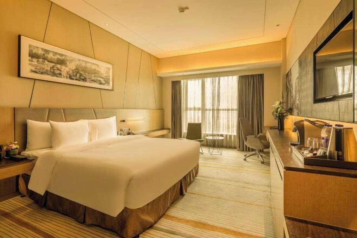 Premium bedding, minibar, in-room safe, desk