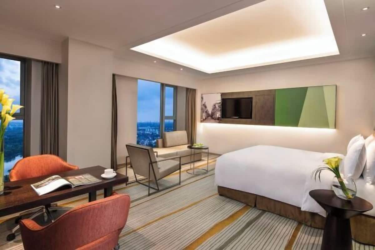 Premium bedding, minibar, in-room safe, desk