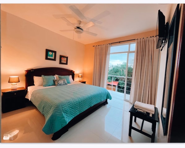 Phòng Suite Deluxe, ban công, quang cảnh thành phố | Bàn, bàn ủi/dụng cụ ủi quần áo, truy cập Internet không dây miễn phí
