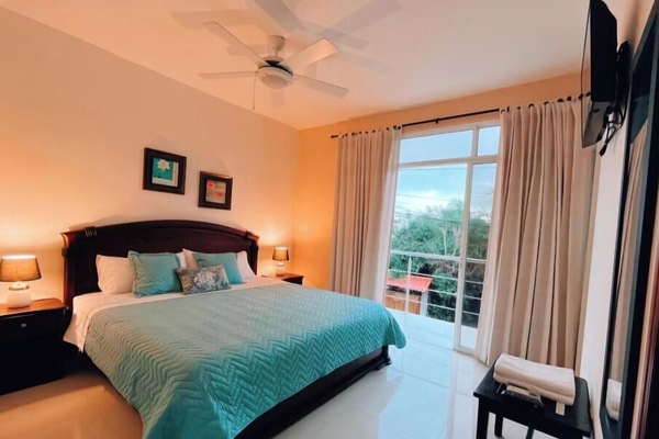 Suite Deluxe, balcón, vistas a la ciudad | Escritorio, tabla de planchar con plancha, wifi gratis y ropa de cama