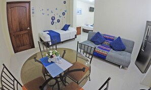 Suite sénior, 1 habitación | Escritorio, tabla de planchar con plancha, wifi gratis y ropa de cama