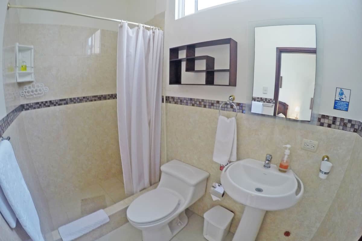 deluxe suite, balcony, city view | bathroom | shower, free toiletries, hair dryer, towels