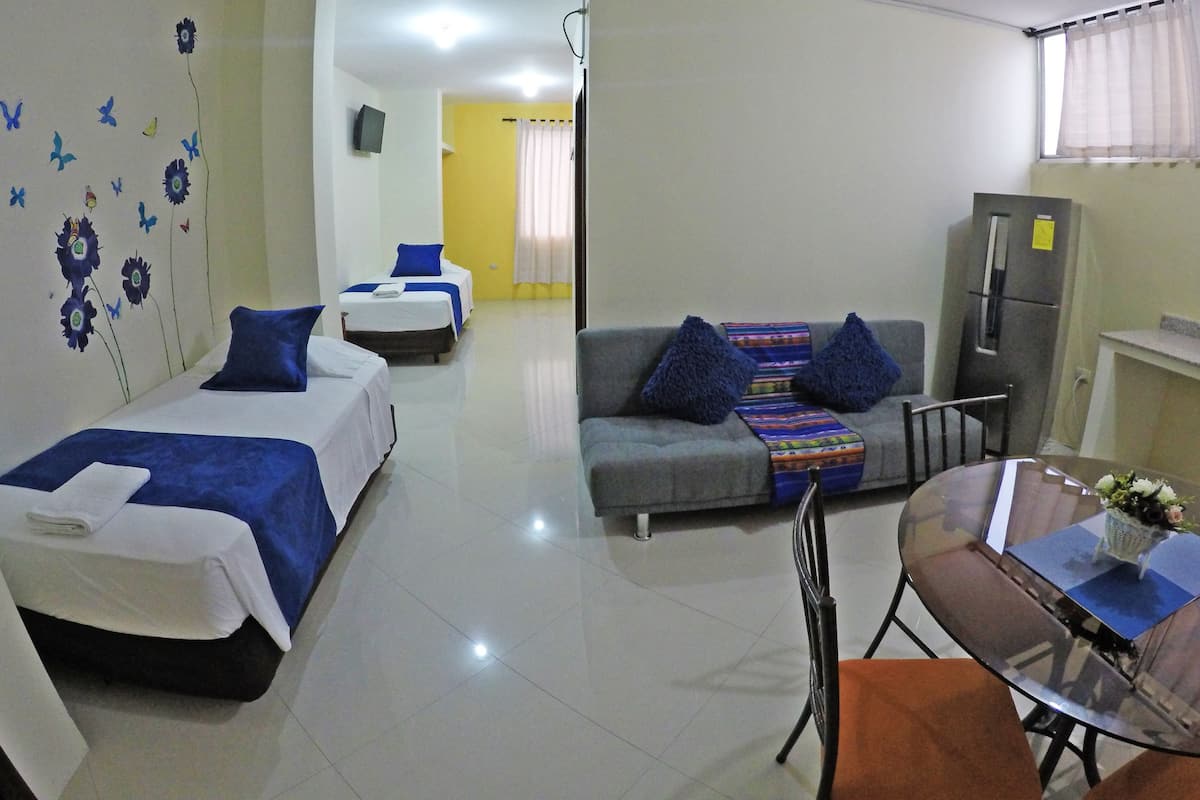 Suíte sênior, 1 quarto | Escrivaninha, ferros/tábuas de passar roupa, Wi-Fi de cortesia
