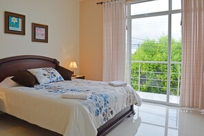 Suite Deluxe, balcón, vistas a la ciudad | Escritorio, tabla de planchar con plancha, wifi gratis y ropa de cama
