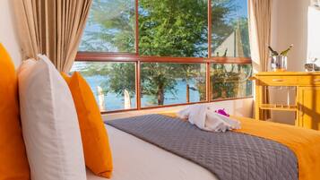 Coffres-forts dans les chambres, bureau, fer et planche à repasser