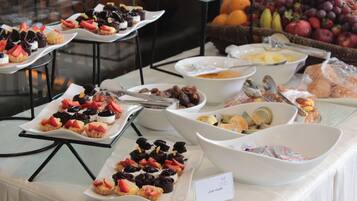 Se ofrece un desayuno bufé (5 JOD por persona)