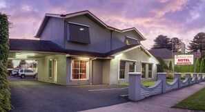 Exterior - Redwood Manor Motel Apartments (Warrnambool)