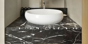 シャワー、バスアメニティ (無料)、ヘアドライヤー、スリッパ