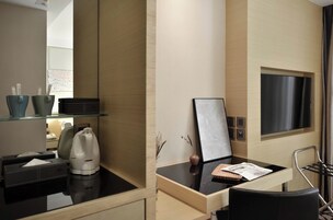 Deluxe Sea View Room | Egyptian cotton sheets, premium bedding, minibar, in-room safe