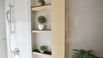 Premier Suite (2 Double OR 1 Twin and 1 Double Bed) | Bilik Mandi | Pancuran mandi, kelengkapan dandanan diri percuma, pengering rambut