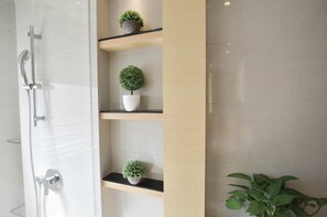 Premier Suite (2 Double OR 1 Twin and 1 Double Bed) | Bathroom | Shower, free toiletries, hair dryer, slippers