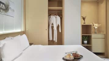 Premier Suite (2 Double OR 1 Twin and 1 Double Bed) | Egyptian cotton sheets, premium bedding, minibar, in-room safe
