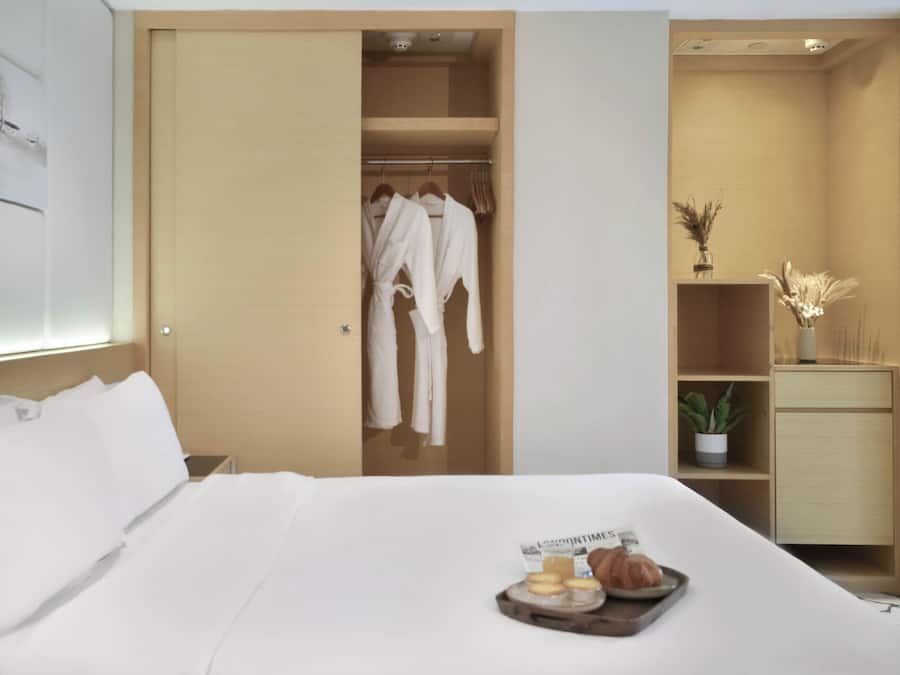 Egyptian cotton sheets, premium bedding, minibar, in-room safe