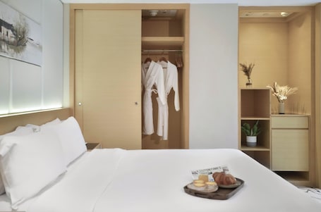 Premier Suite (2 Double OR 1 Twin and 1 Double Bed). Eco Tree Hotel Sheung Wan