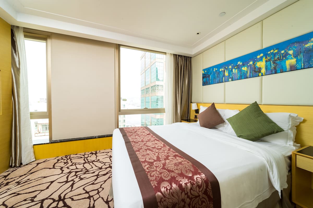Egyptian cotton sheets, premium bedding, minibar, in-room safe