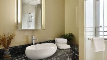 Premier Suite (2 Double OR 1 Twin and 1 Double Bed) | Bathroom | Shower, free toiletries, hair dryer, slippers
