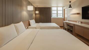 Habitación cuádruple Confort | Ropa de cama de alta calidad, escritorio y insonorización