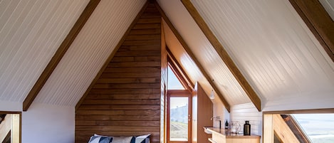 Cabaña Deluxe | Área de sala de estar | Chimenea
