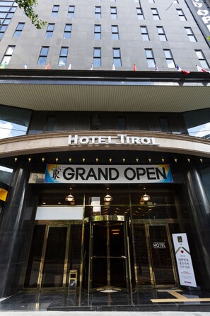 Property entrance - Hotel Tirol (Seoul)