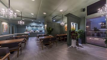 Se sirven desayunos, brunch y cocina asiática