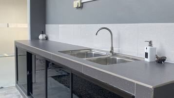 City Villa, 5 Bedrooms (9 Queen and 3 Single Beds) | Dapur peribadi | Peti sejuk/penyejuk beku saiz penuh, dapur, pembancuh kopi/teh