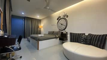 City Villa, 5 Bedrooms (9 Queen and 3 Single Beds) | 6 bilik tidur, meja, Wi-fi percuma, cadar katil 