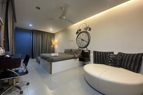 6 bedrooms, desk, free WiFi, bed sheets