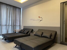 6 makuuhuonetta, työpöytä, ilmainen Wi-Fi, vuodevaatteet