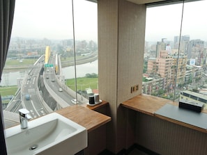 Executive Room | Premium bedding, in-room safe, desk, free WiFi - FORTUNE INN (Taipei)