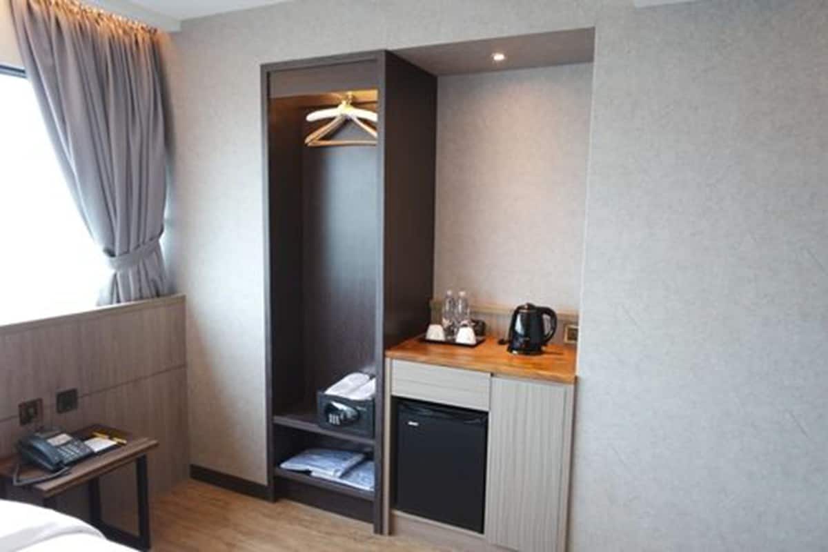 Premium bedding, in-room safe, desk, free WiFi