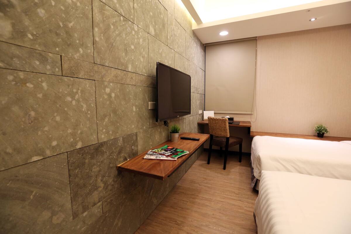 Premium bedding, in-room safe, desk, free WiFi