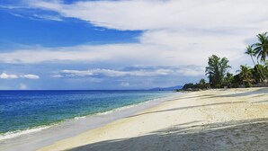 A beach with clear blue water and a sandy shore. - Fullmoon House Samui (Koh Samui)