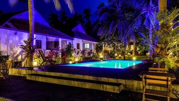 Outdoor pool, open 9:00 AM to 7:30 PM, pool loungers