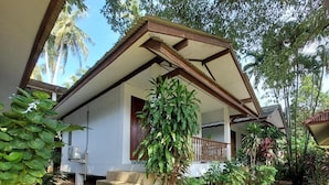 A house with a porch, surrounded by lush greenery and palm trees. - Fullmoon House Samui (Koh Samui)