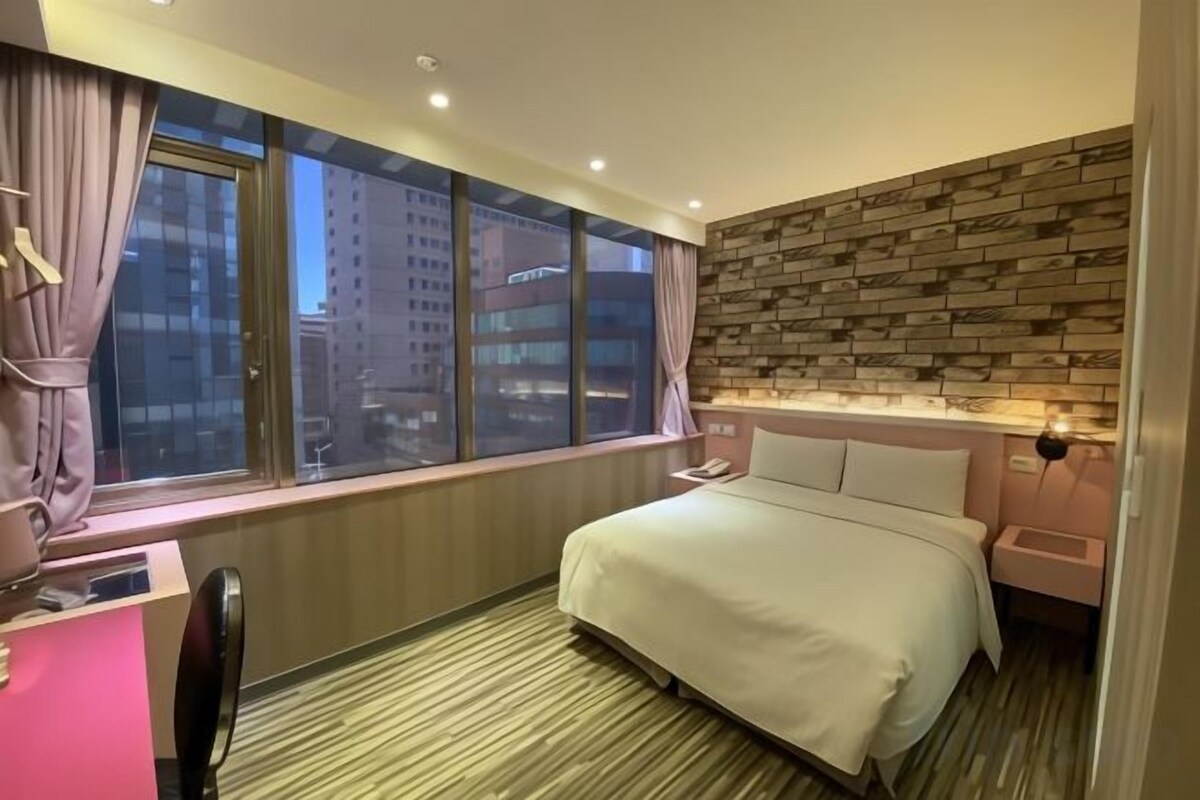 Premium bedding, down comforters, desk, WiFi (free)