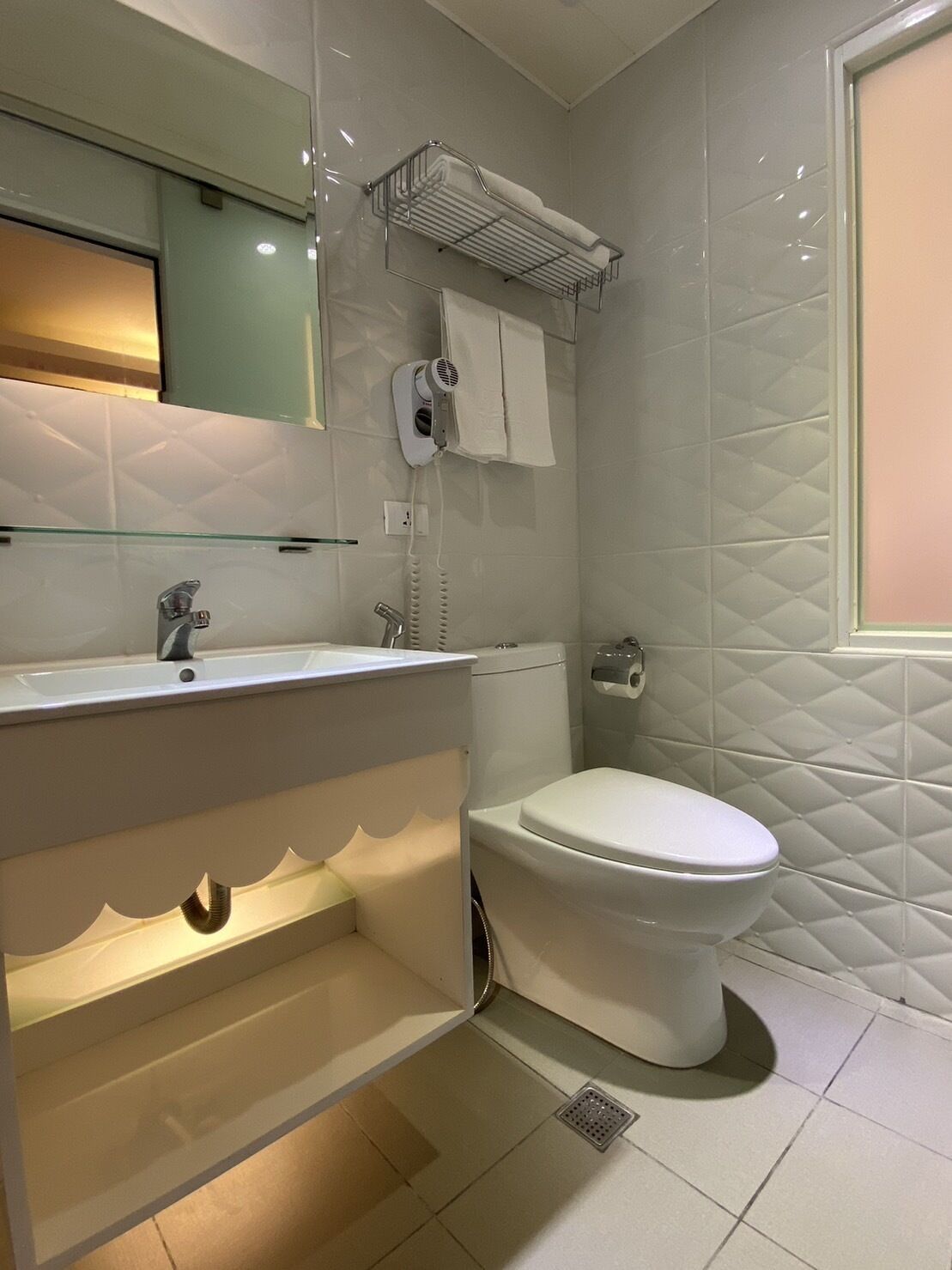 shower, free toiletries, hair dryer, slippers