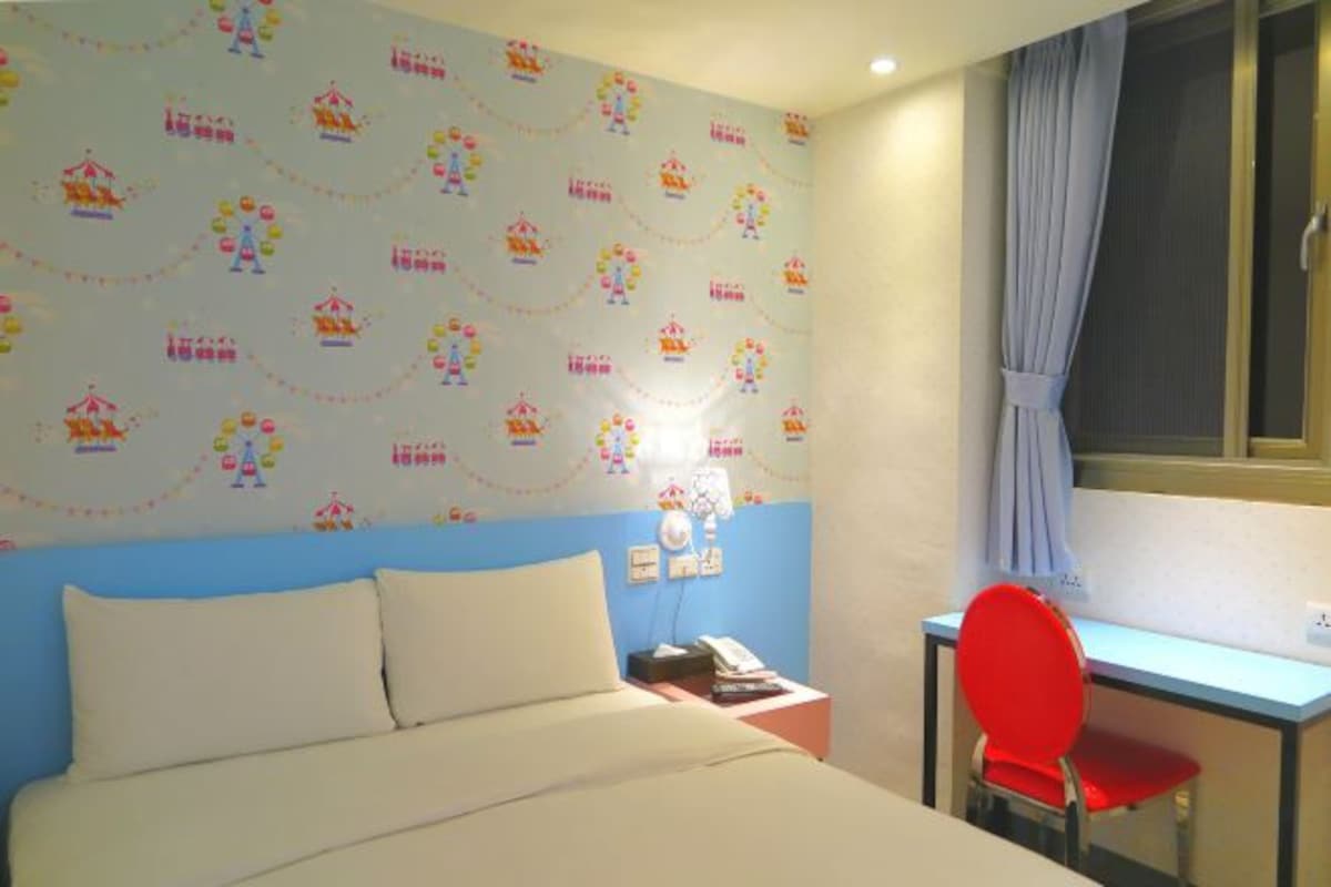 Ropa de cama de alta calidad, cubrecamas, escritorio y wifi gratis