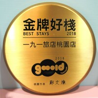Una placa dorada con la leyenda "BEST STAYS 2018" y el logotipo "9GONG", que indica un premio para un hotel.