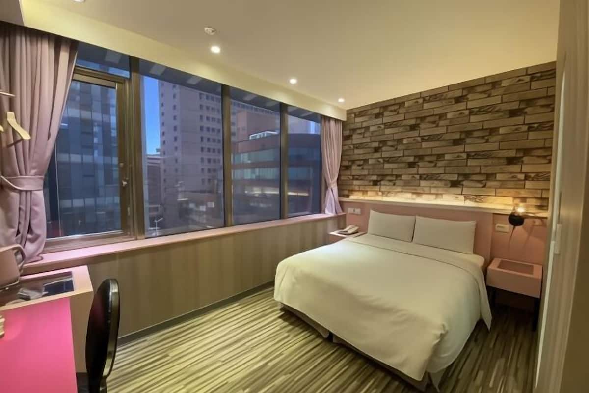 Premium bedding, down comforters, desk, WiFi (free)