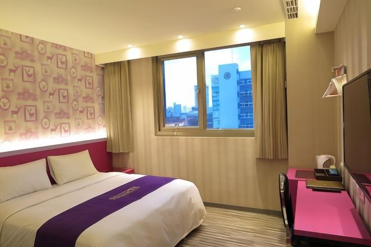 Ropa de cama de alta calidad, cubrecamas, escritorio y wifi gratis