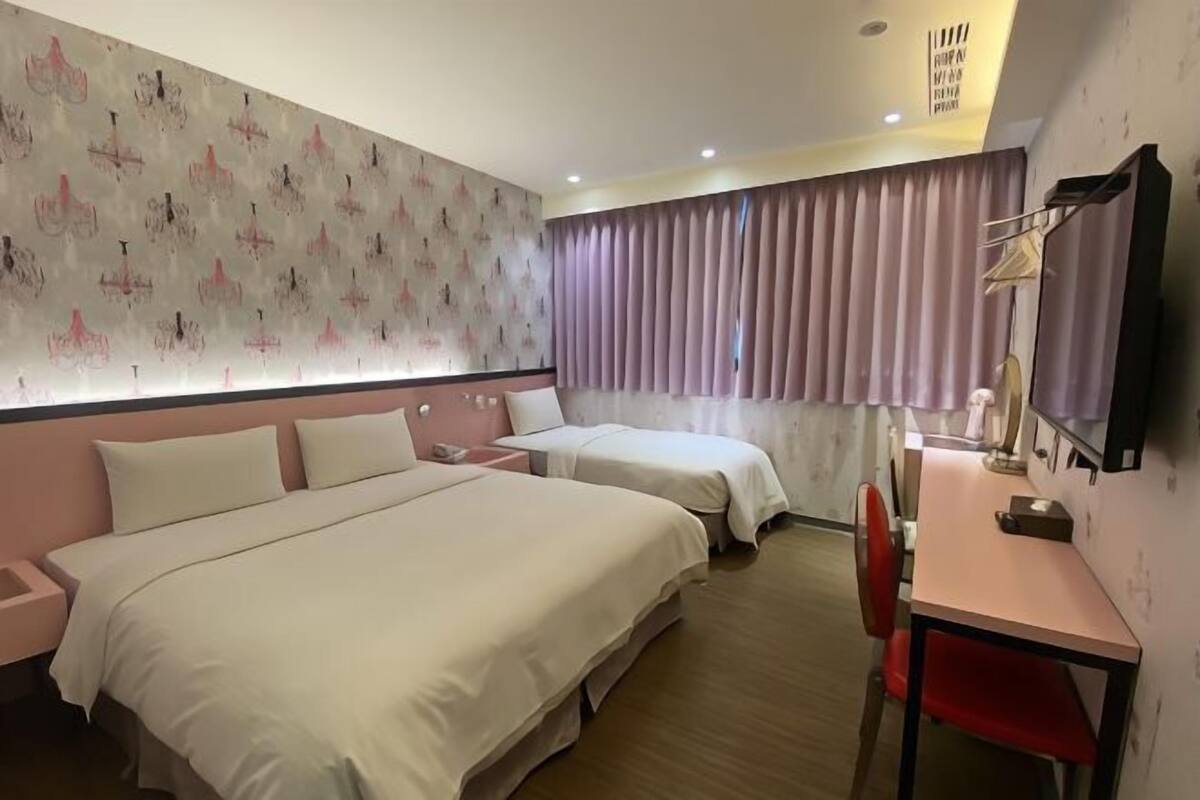 Premium bedding, down comforters, desk, WiFi (free)
