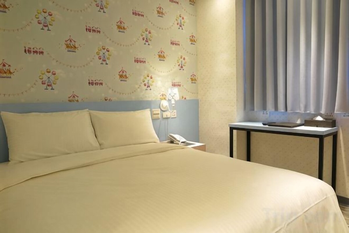 Premium bedding, down comforters, desk, WiFi (free)