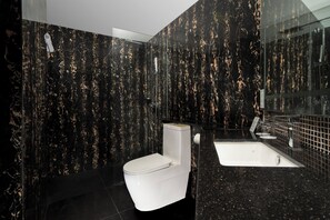 Shower, rainfall showerhead, free toiletries, hair dryer