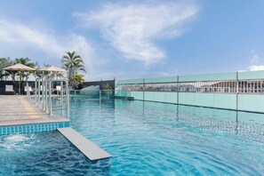 Outdoor pool, pool umbrellas, sun loungers