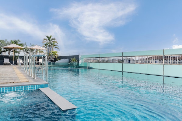 Outdoor pool, pool umbrellas, sun loungers - Garner Hotel Pattaya Central by IHG (Pattaya)