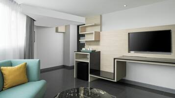 Kamar Premium, 1 Tempat Tidur Queen | Area keluarga | Televisi LED 40-inci dengan saluran TV kabel dan TV